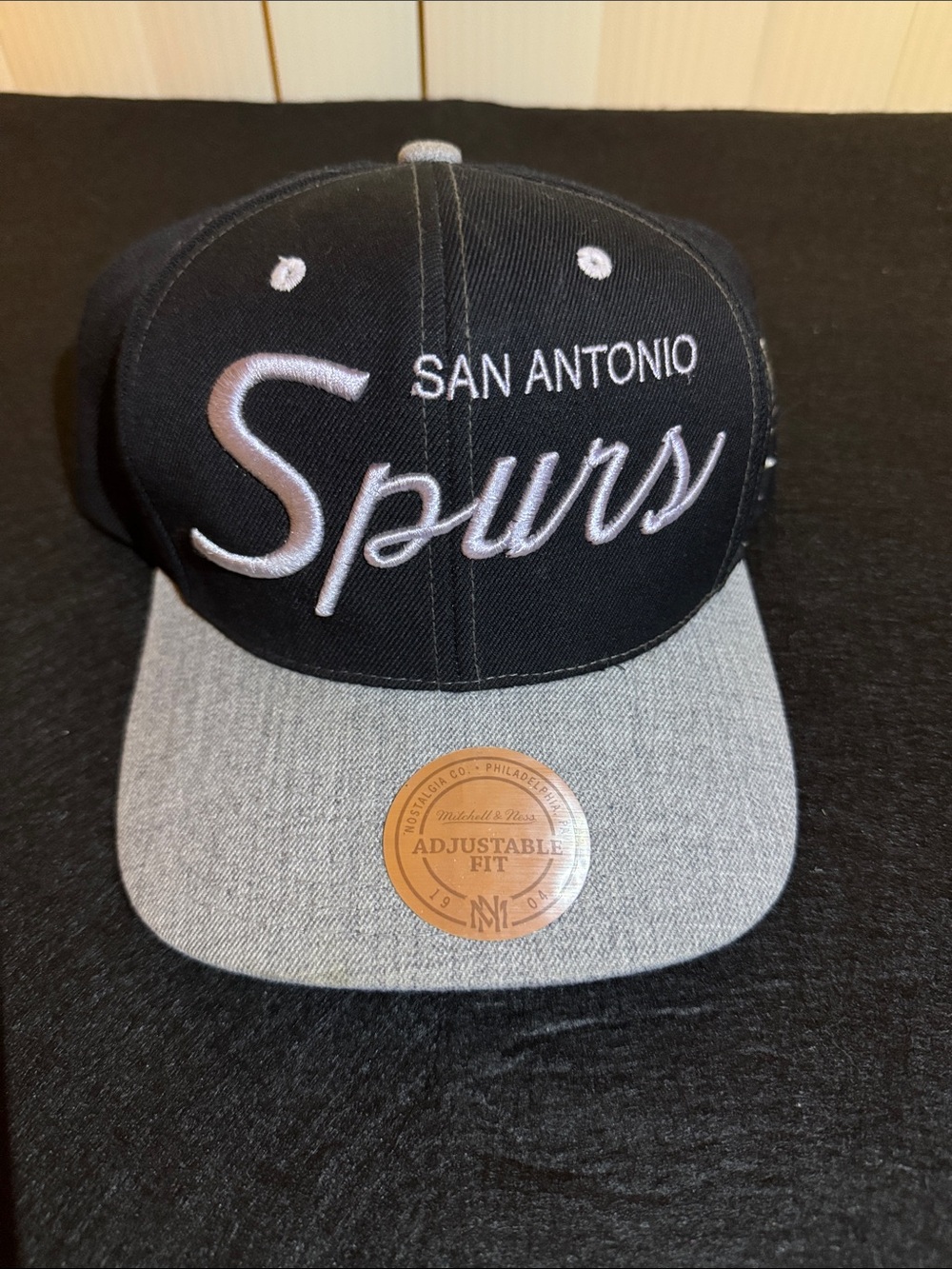 Mitchell & Ness San Antonio Spurs Two-Tone Snapback - Black/Gray